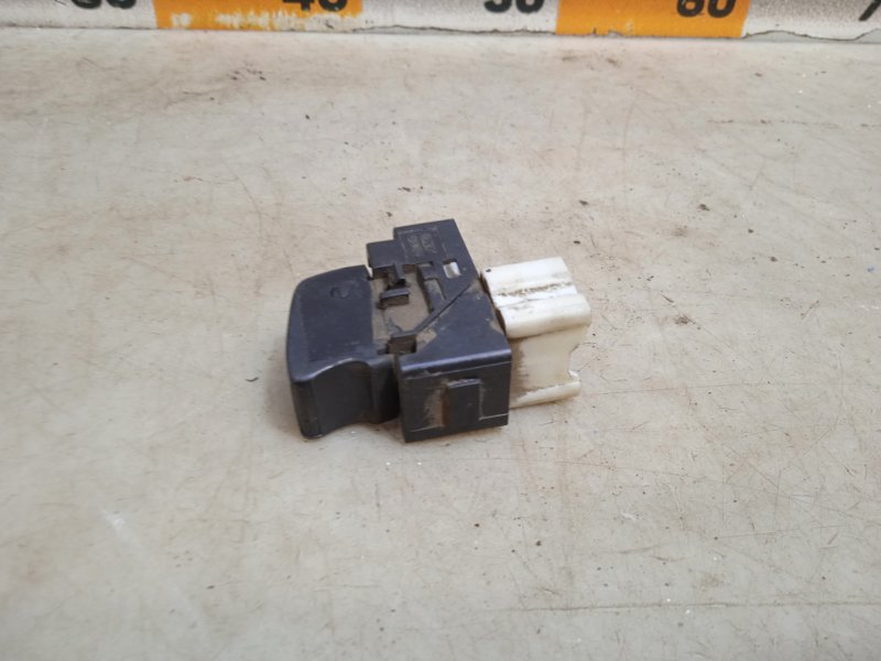 Кнопка стеклоподъемника