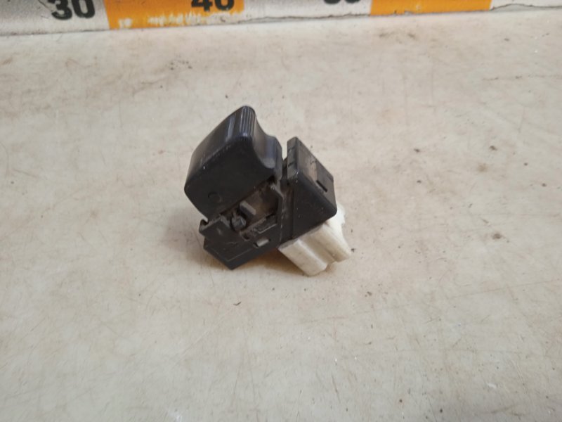 Кнопка стеклоподъемника