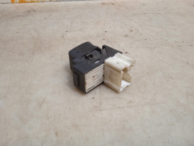 Кнопка стеклоподъемника