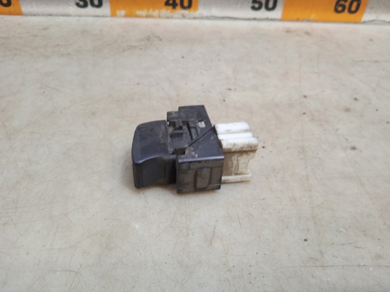 Кнопка стеклоподъемника