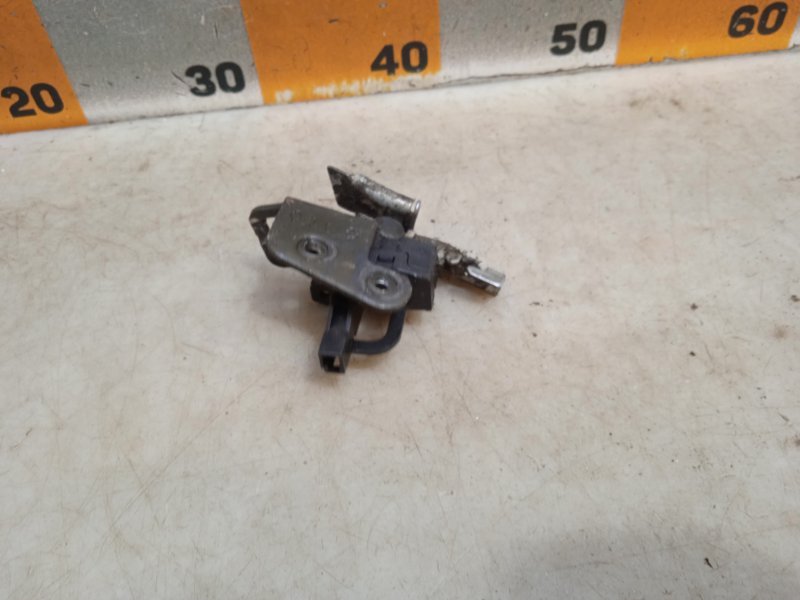 Ответная часть замка багажника