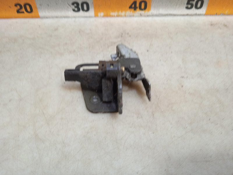 Ответная часть замка багажника