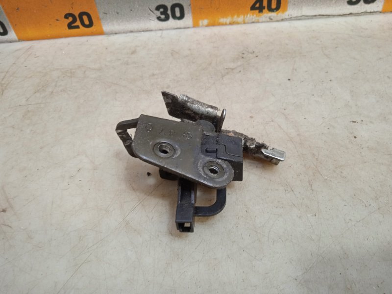 Ответная часть замка багажника