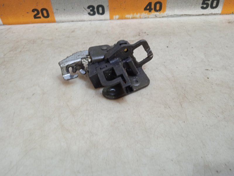 Ответная часть замка багажника