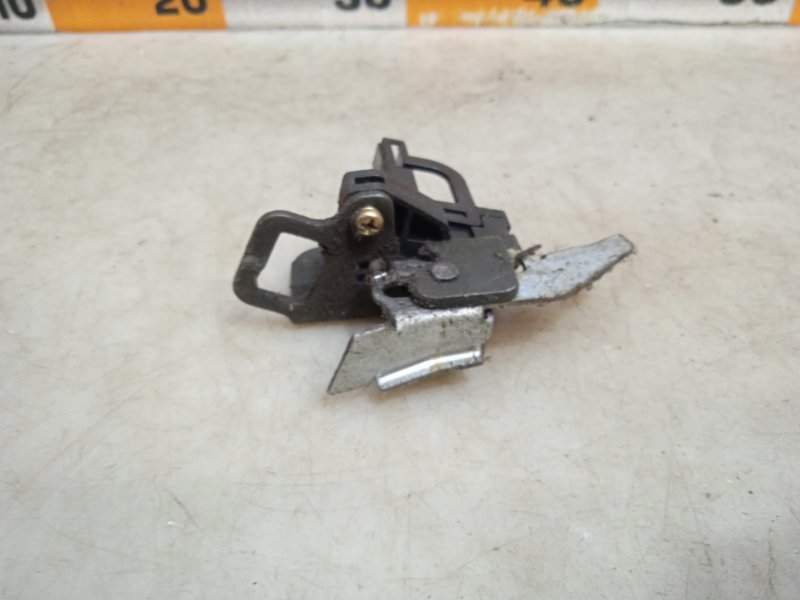 Ответная часть замка багажника