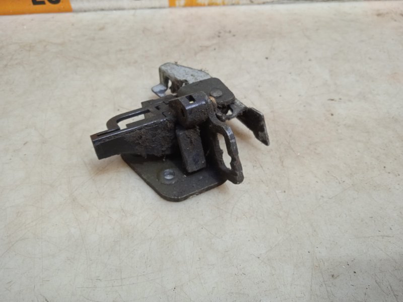 Ответная часть замка багажника