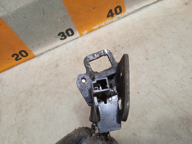 Ответная часть замка багажника