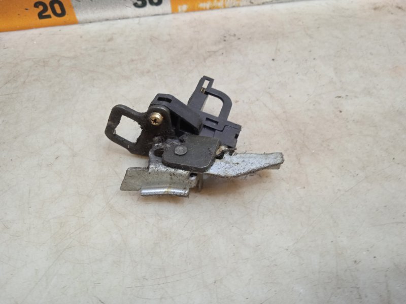 Ответная часть замка багажника