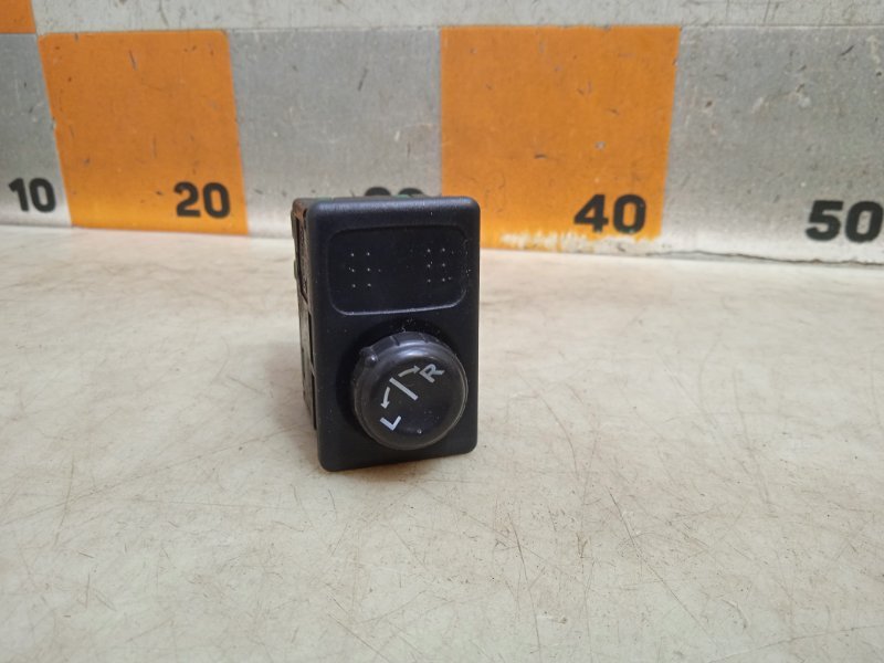 Кнопка регулировки зеркала