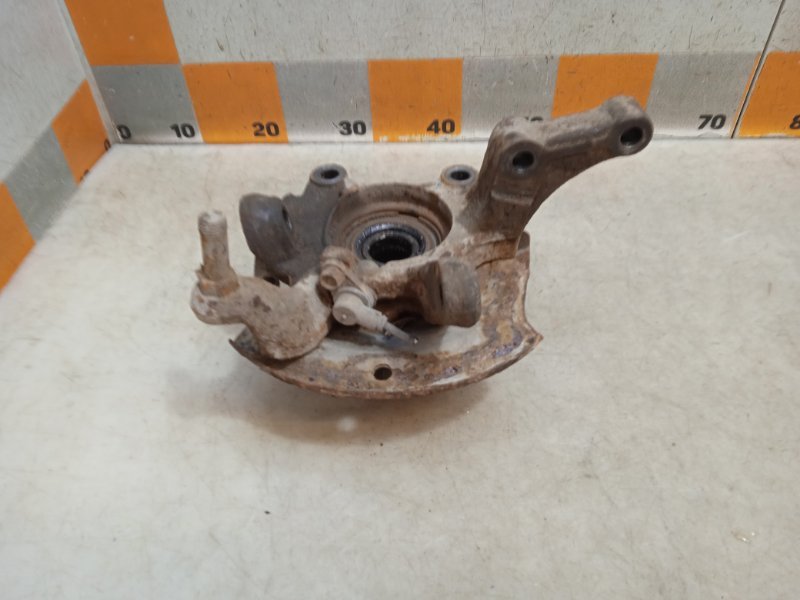 Кулак поворотный передний правый