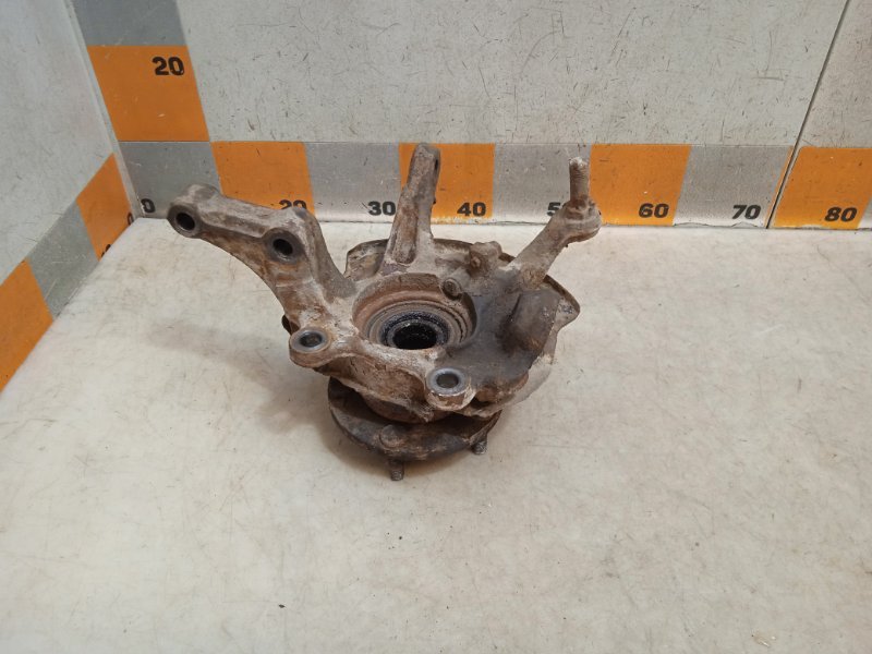 Кулак поворотный передний правый