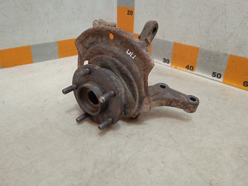 Кулак поворотный передний правый