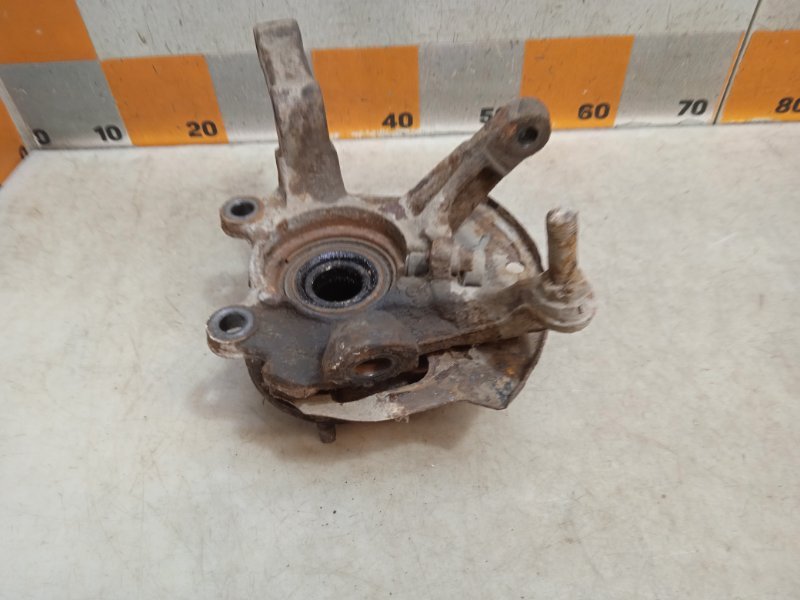 Кулак поворотный передний правый