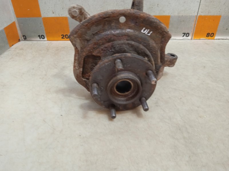 Кулак поворотный передний правый