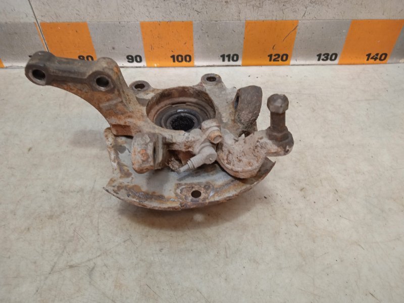 Кулак поворотный передний левый