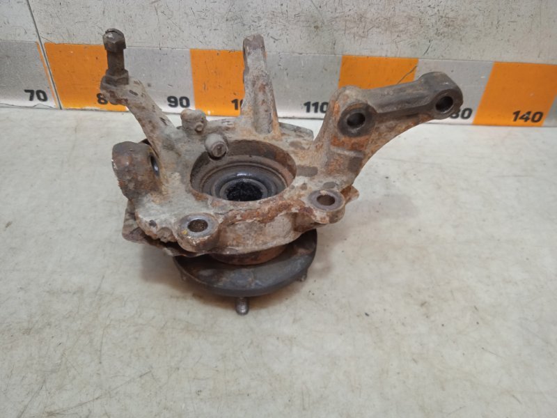 Кулак поворотный передний левый