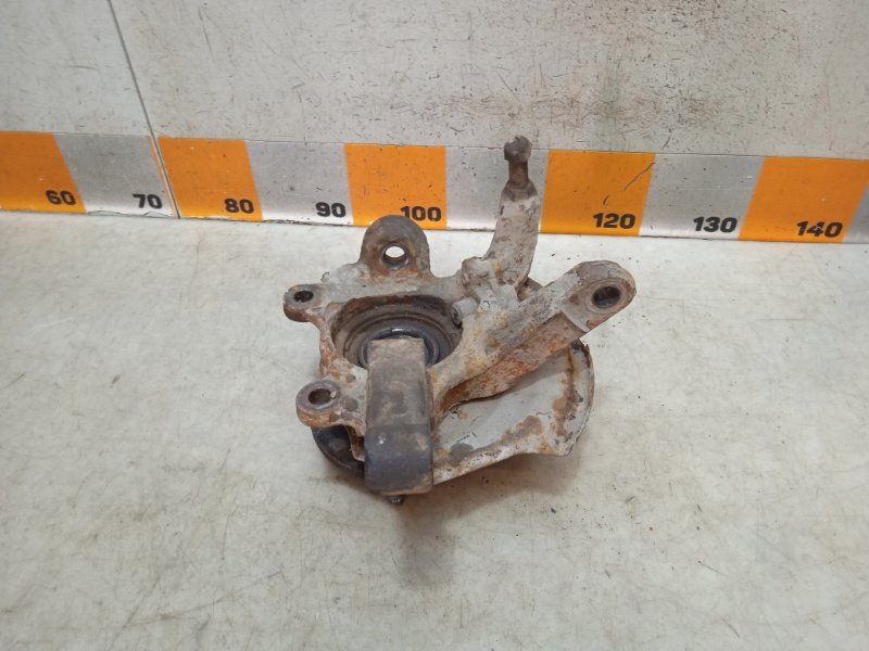 Кулак поворотный передний левый