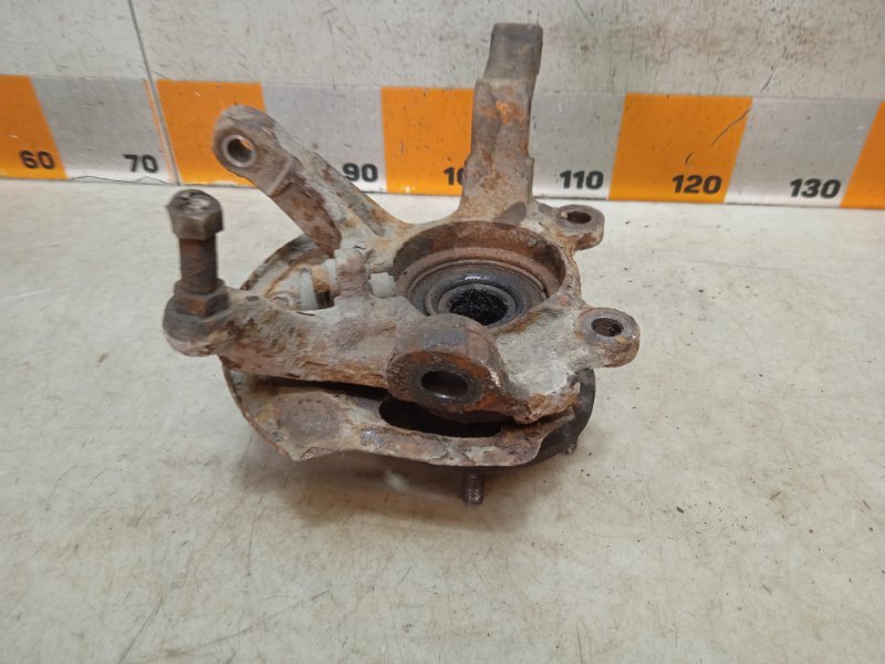 Кулак поворотный передний левый