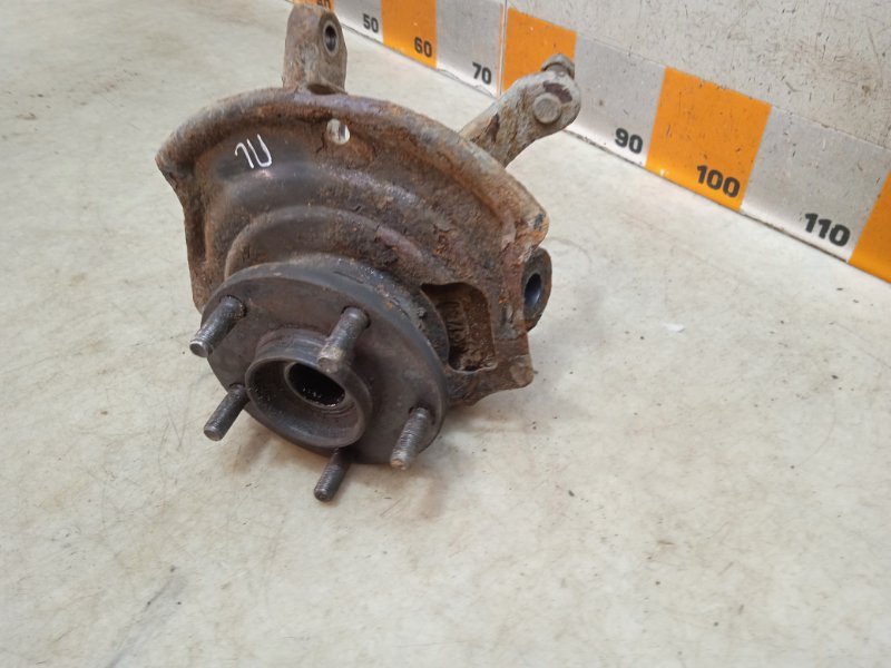 Кулак поворотный передний левый