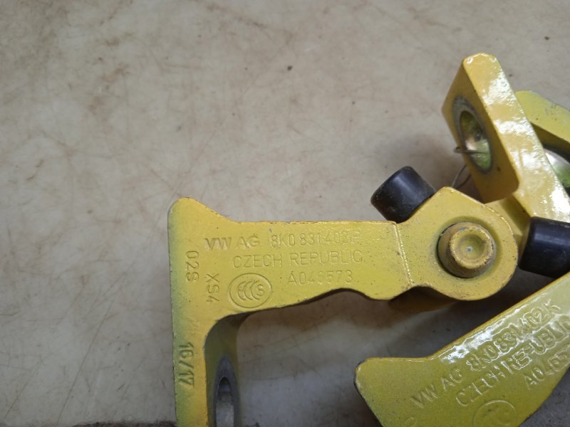 Петля двери передней правой нижняя