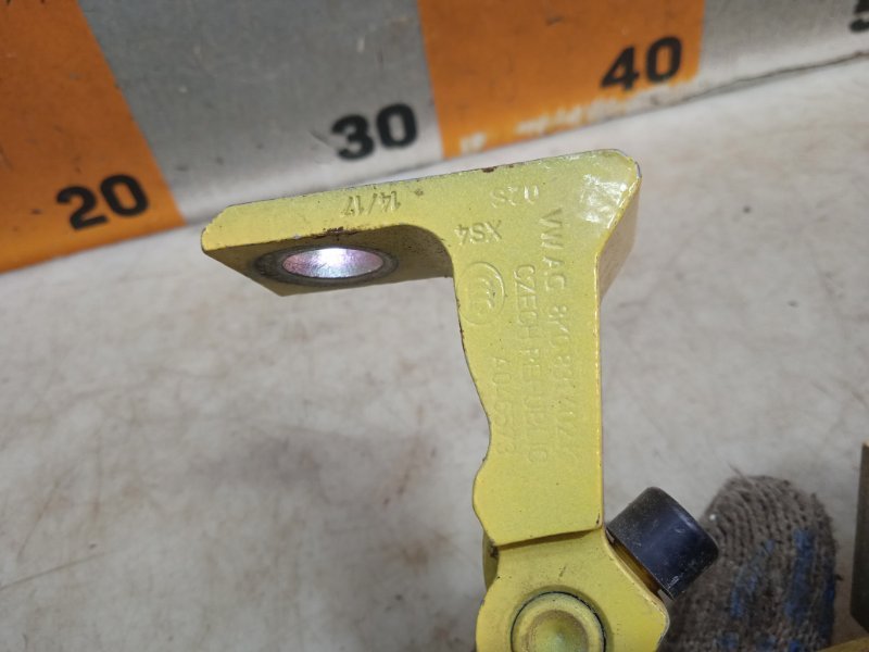 Петля двери передней правой нижняя