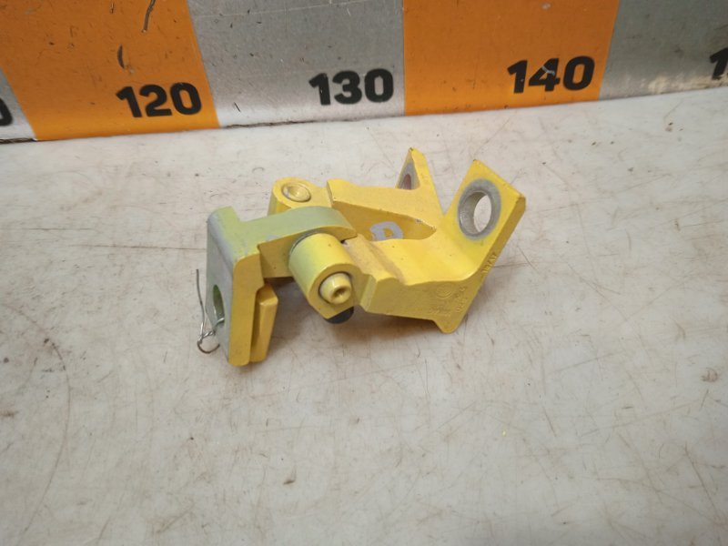 Петля двери передней правой нижняя