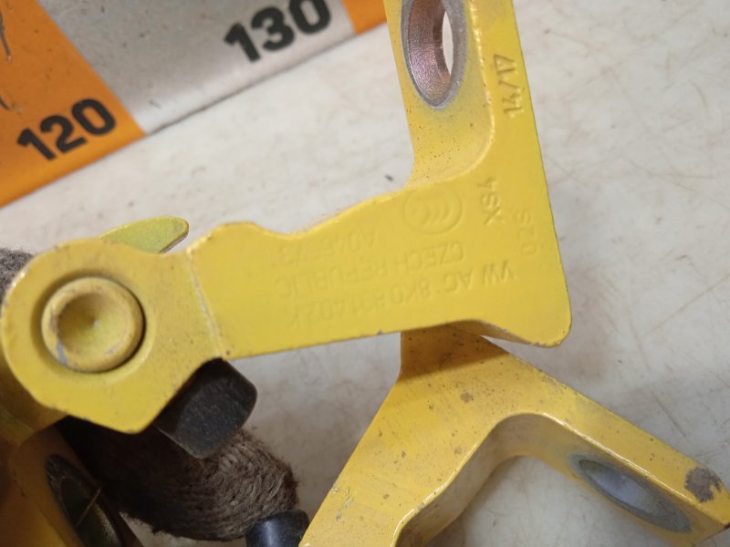 Петля двери передней правой нижняя