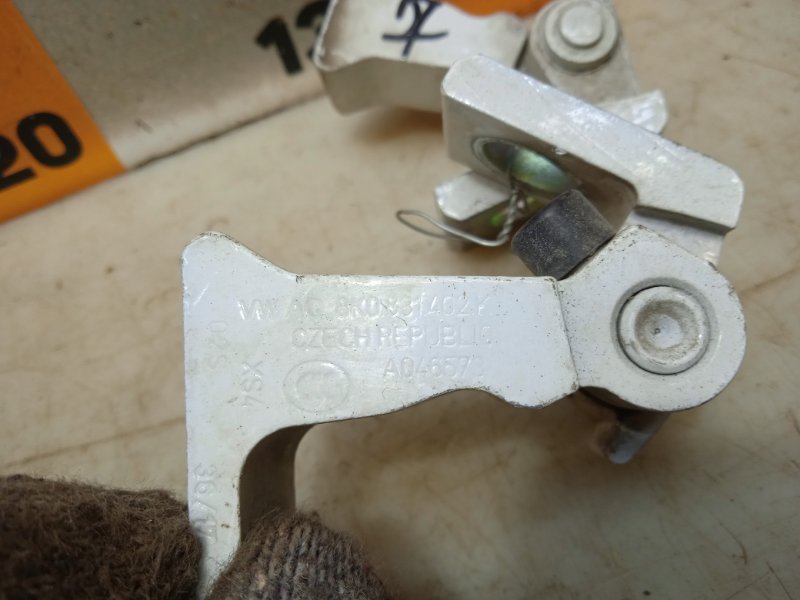 Петля двери передней правой нижняя