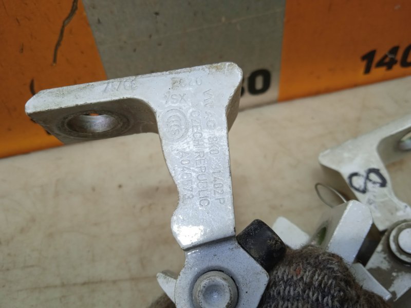 Петля двери передней правой нижняя