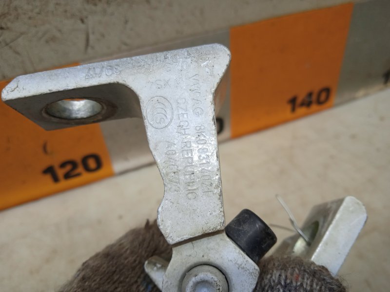 Петля двери передней правой нижняя