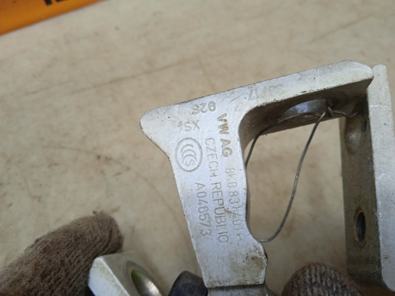 Петля двери передней правой нижняя