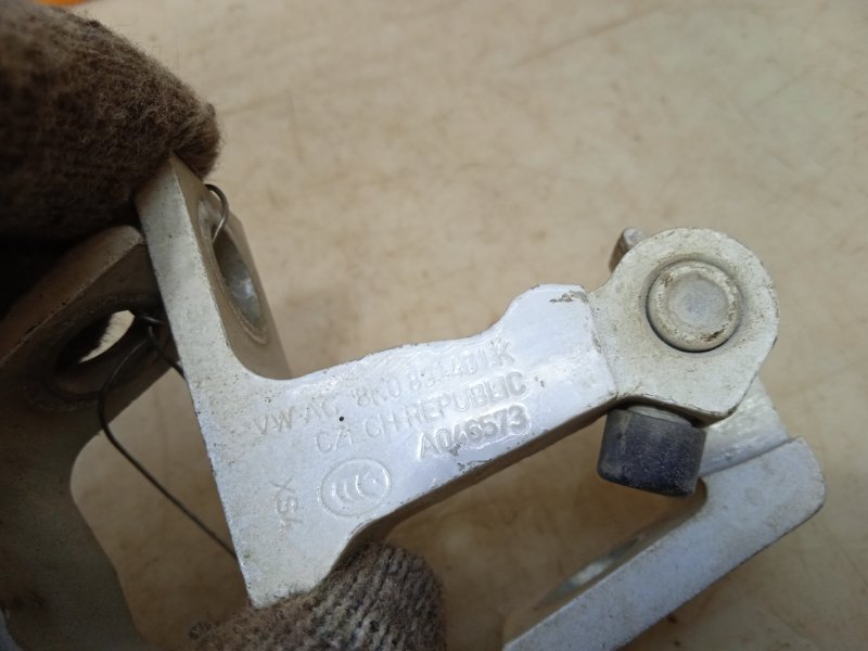 Петля двери передней правой нижняя