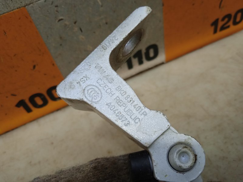 Петля двери передней правой нижняя