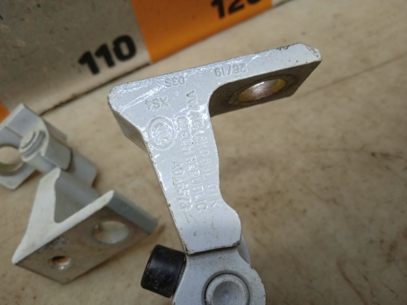 Петля двери передней правой нижняя