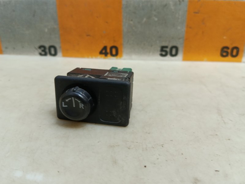 Кнопка регулировки зеркала