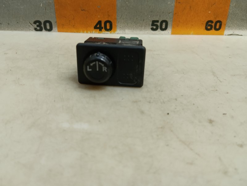 Кнопка регулировки зеркала