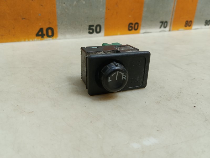 Кнопка регулировки зеркала