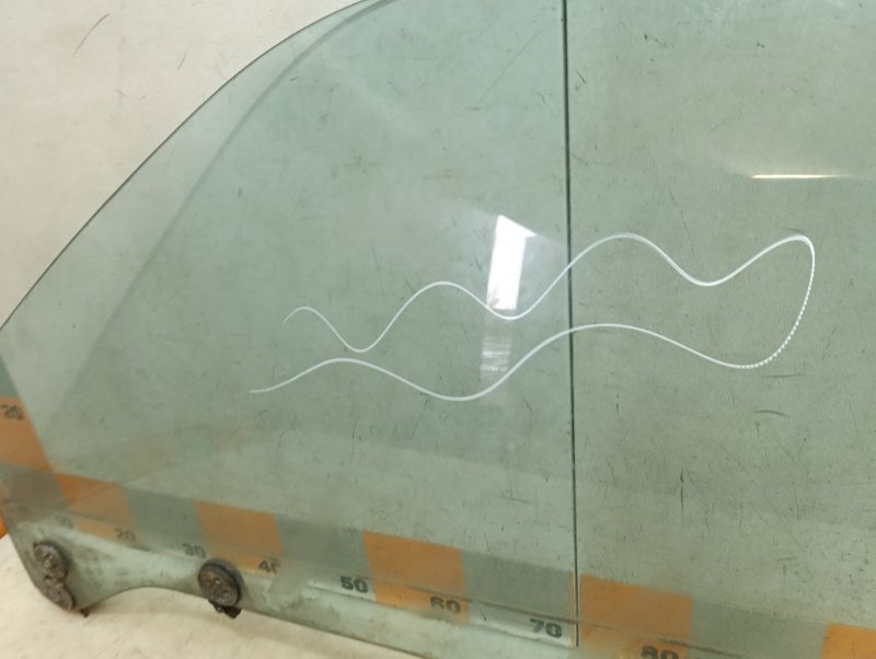 Стекло двери передней левой