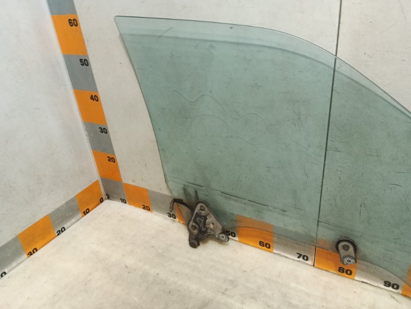 Стекло двери передней левой