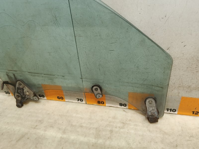 Стекло двери передней левой