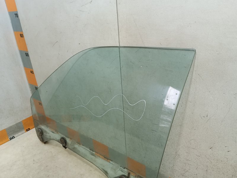 Стекло двери передней левой