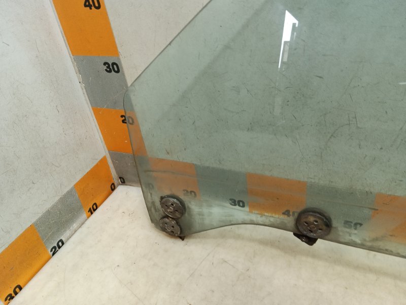 Стекло двери передней левой