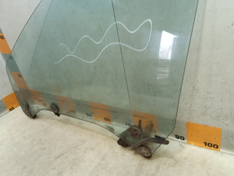 Стекло двери передней левой