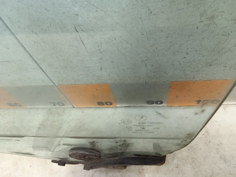 Стекло двери передней левой