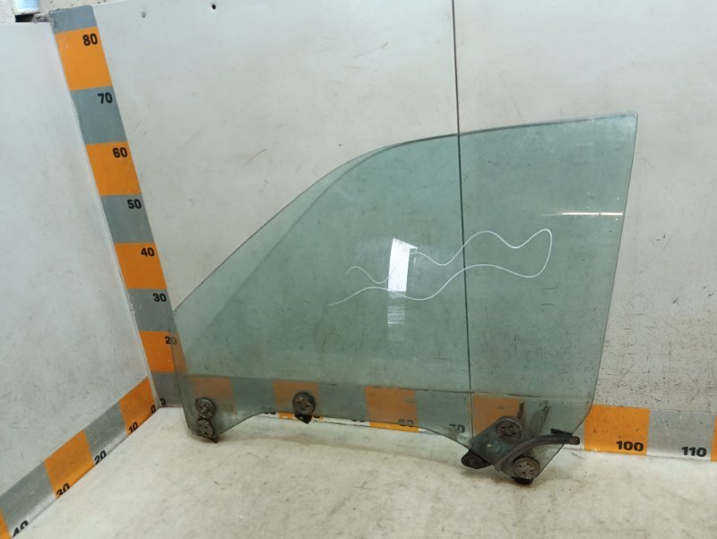 Стекло двери передней левой