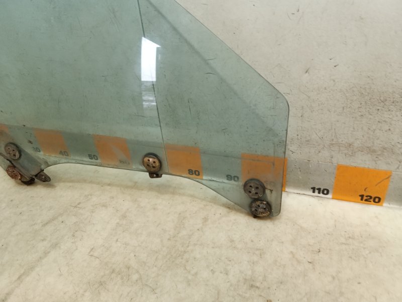 Стекло двери передней правой