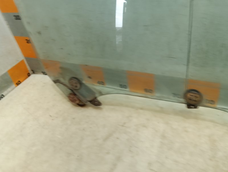 Стекло двери передней правой