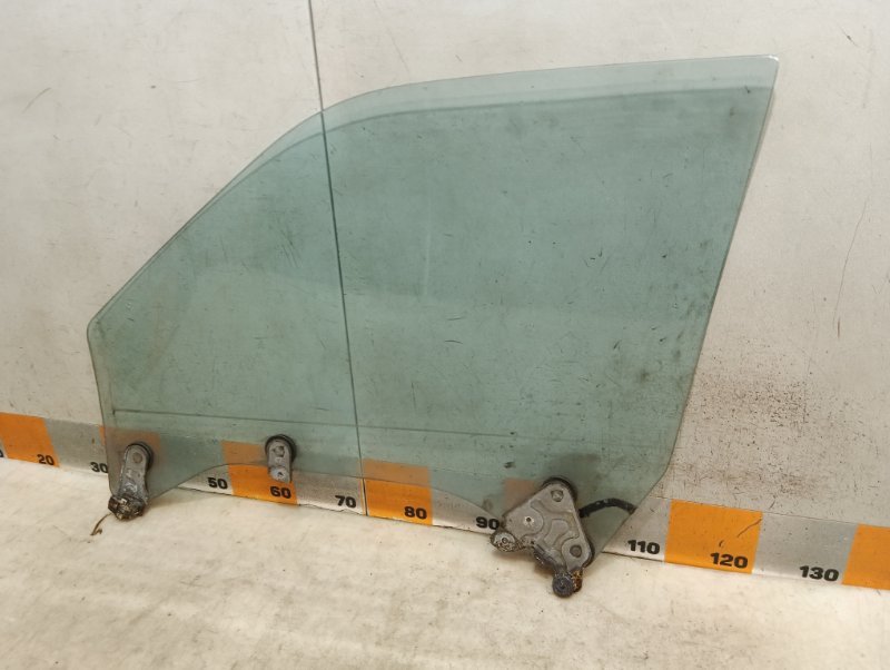 Стекло двери передней правой