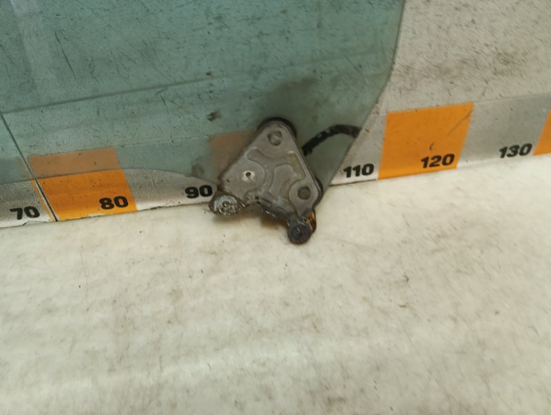 Стекло двери передней правой