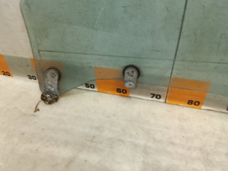 Стекло двери передней правой